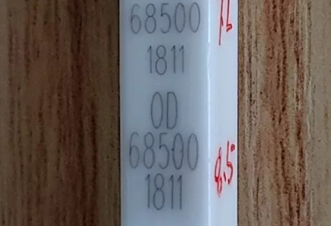 Eine UV-Laserquelle wird zum Markieren von Barcodes auf Keramik verwendet