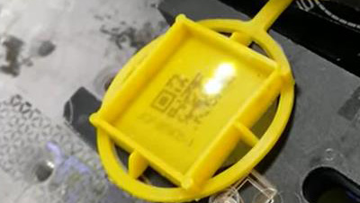 RFH 5W Ultraviolettlaser markiert schwarzen QR-Code auf gelbem Kunststoff