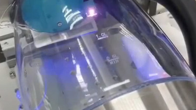 grüne laser-kaltquellenmarkierung und ritzen auf glaskessel