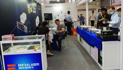 Kunden von Leiterplatten-Codiermaschinen schätzen den kompakten UV-Laser S9