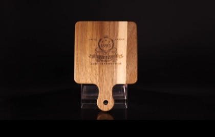 Präzision und Tiefe: Lasergravieren Sie atemberaubende Details in Holz mit dem UV F9-Laser