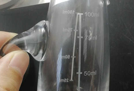 Kompakte gütegeschaltete grüne Laser, die Glasbecher markieren