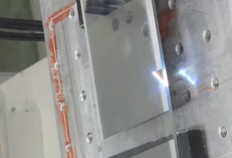 Der UV-Laserlack der RFH F9-Serie entfernt Beschichtungen auf Glas