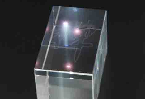 Hochleistungs-355-nm-Ultraviolettlaser, der Kristall 3D-Wort graviert