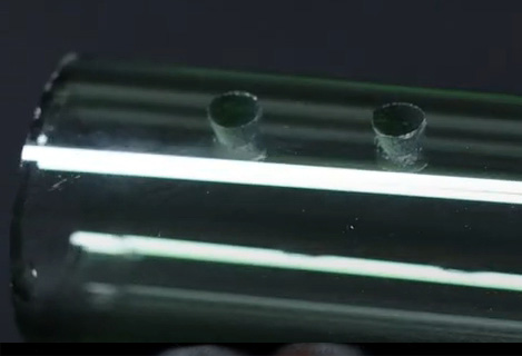 Laserbohren eines Lochs in ein Glasrohr mit einem RFH 10W DPSS UV-Laser